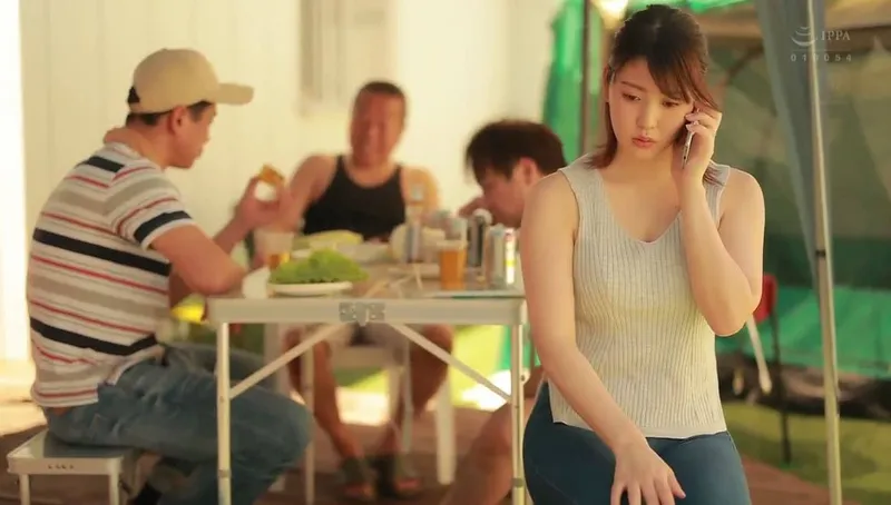 Gã chồng khờ để cô vợ tham gia sự kiện cắm trại với mấy gã nhà kề bên và cái kết