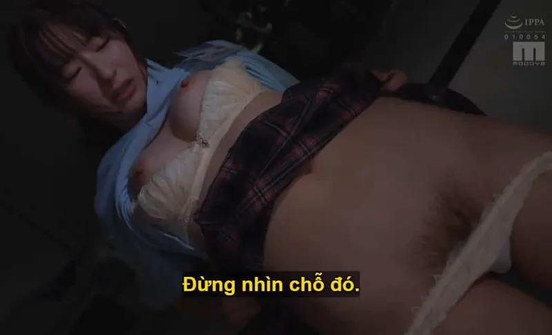 Ông chủ lập mưu quan hệ với cô nhân viên dưới quyền kiêu kỳ lười nhác, suốt ngày chỉ chăm chăm nhắn tin cho người yêu.